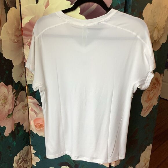 NWT ❤️🔥 Adidas AeroReady Training Essentials Tee Shirt 👚 - Picture 4 of 6